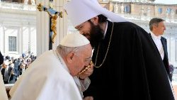 Ferenc pápa megcsókolta Antonyij metropolita panagiáját, az ortodox metropoliták által viselt, az Istenszülő ikonját ábrázoló medált