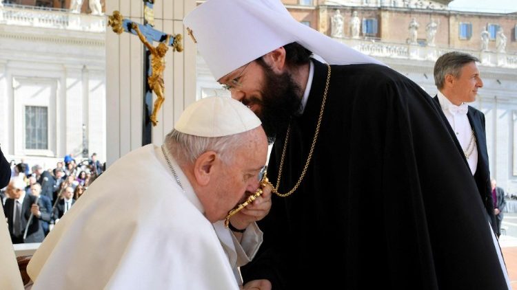 Ferenc pápa megcsókolta Antonyij metropolita panagiáját, az ortodox metropoliták által viselt, az Istenszülő ikonját ábrázoló medált