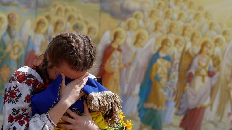 Una donna in lacrime a un funerale a Kyiv