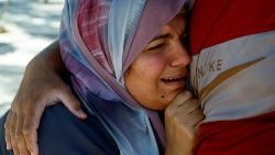 O choro de mulher palestina após um ataque mortal de Israel no sul da Faixa de Gaza, 10 de maio de 2023. REUTERS/Ibraheem Abu Mustafa