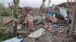 サイクロンによる被害を受けたミャンマー西部シットウェ