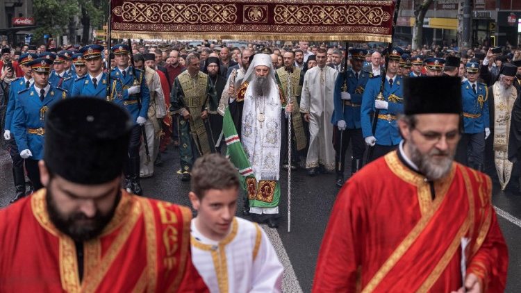 Der serbisch-orthodoxe Patriarch Porfirije bei einem Trauermarsch in Belgrad