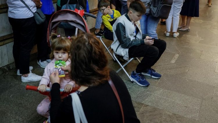 Ukrainische Kinder suchen Schutz