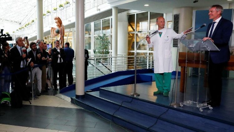 La lettura del bollettino medico del Policlinico Gemelli sull'intervento chirurgico a Papa Francesco