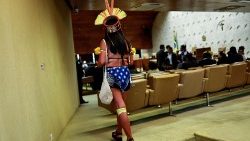 Indigene aus verschiedenen Stämmen nahmen an der Sitzung des Gerichtshofes in Brasilia am 7.6.2023 teil