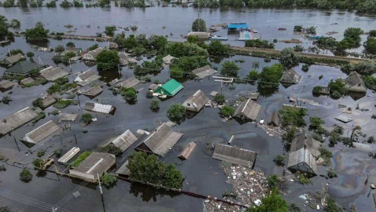 Uma vista a&eacute;rea mostra a &aacute;rea inundada ap&oacute;s o rompimento da barragem de Nova Kakhovka em Kherson.. Photo by  Reuters/Inna Varenytsia