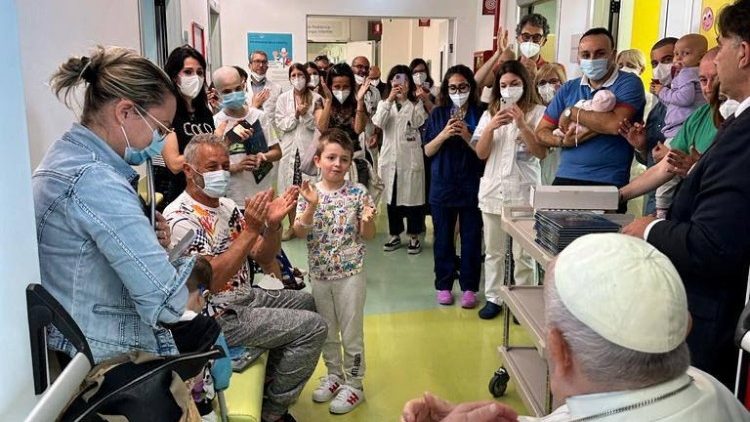 रोम के जेमेल्ली अस्पताल में शिशु विभाग की भेंट,  15.06.2023  (प्रतीकात्मक  तस्वीर)