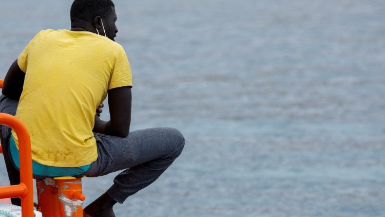 Un giovane migrante nel porto di Arguineguin, a Gran Canaria