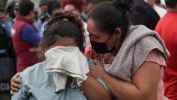 Familiares de las internas del penal de Támara se congregaron angustiados en las afueras de la cárcel para obtener noticias de sus parientes. (Reuters)