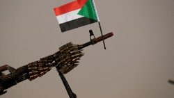Sudanesische Flagge auf einem Maschinengewehr
