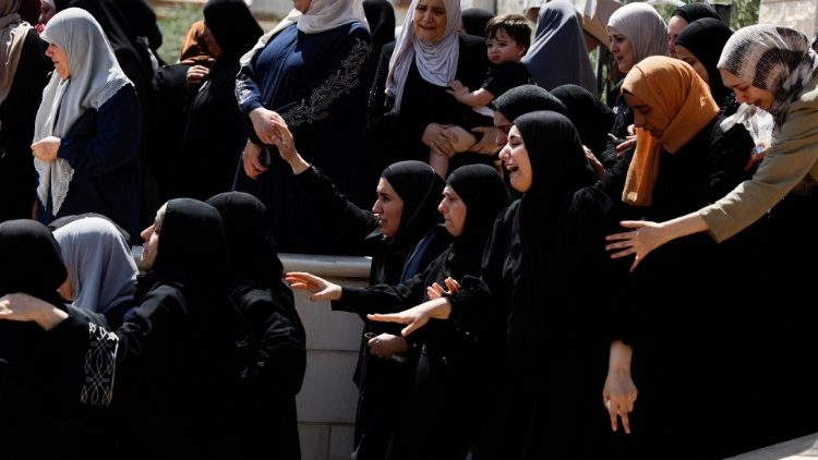 Mulheres palestinas no funeral de uma das vítimas da operação militar de Israel em Jenin, Cisjordânia