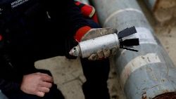 Una bomba a grappolo inesplosa usata dall'esercito russo in Ucraina