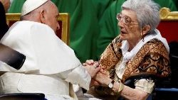 Archivbild vom 23. Juli 2023: Papst Franziskus nimmt an der Messe zum Welttag der Großeltern und älteren Menschen im Vatikan teil