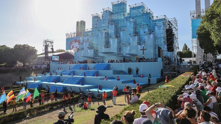 एडवार्डो सप्तम पार्क में युवाओं के साथ संत पापा 