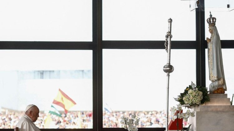 Pope Francis before the the statue of Our Lady of Fatima during Apstolic Journey to Portugal in 2017 