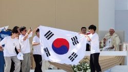Jovens coreanos comemoram anúncio do Papa da JMJ 2027 em Seus. (FOTO: INACIO ROSA/Pool via REUTERS)