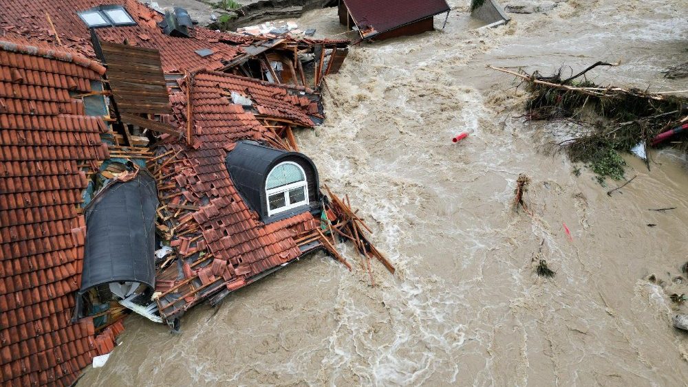Prédios destruídos na área das enchrentes em Prevalje, eslovênia. TEUTERS/Fredja Grulovic