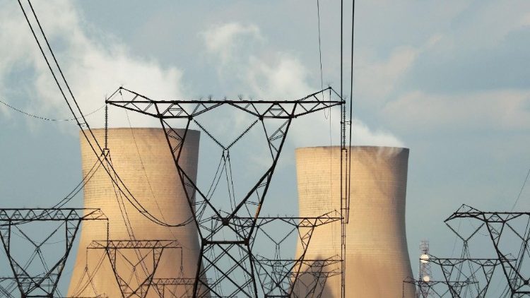 Kühltürme an einem kohlebetriebenen staatlichen Kraftwerk in Duhva, Südafrika