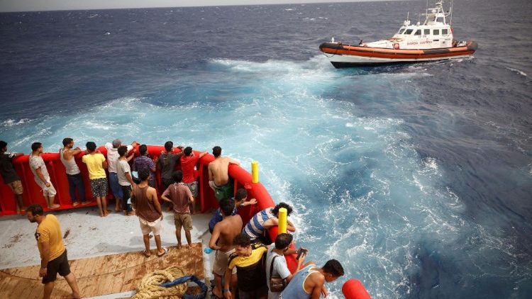 Des migrants à bord du bateau de sauvetage de l'ONG Proactiva Open Arms.