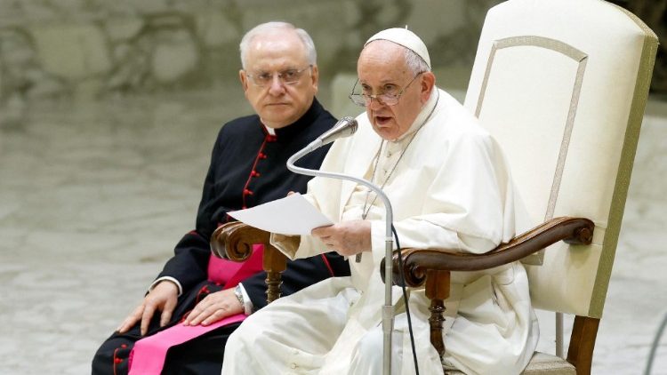 ርዕሰ ሊቃነ ጳጳሳት ፍራንቸስኮስ በቫቲካን በሚገኘው በጳውሎስ 6ኛ የስብሰባ አዳራሽ ውስጥ ሆነው የሚያሳይ ምስል 