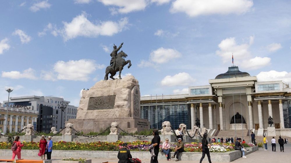 Pessoas posam para fotos na Praça Sukhbaatar, um dia antes da chegada do Papa Francisco, em Ulan Bator, Mongólia, 31 de agosto de 2023. REUTERS/Carlos Garcia Rawlins