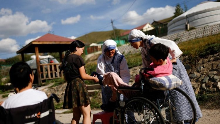 Irmã Mary Chianmi, da Coreia do Sul, e Irmã Marianne Paul, das Filipinas, auxiliam um residente em uma casa de repouso administrada pelas Missionárias da Caridade nos arredores de Ulan Bator. REUTERS/Carlos Garcia Rawlins