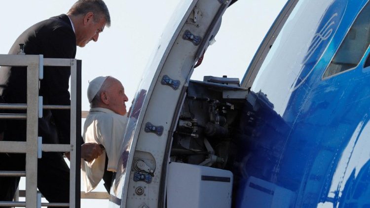 Папа Францішак падчас пасадкі на борт самалёта