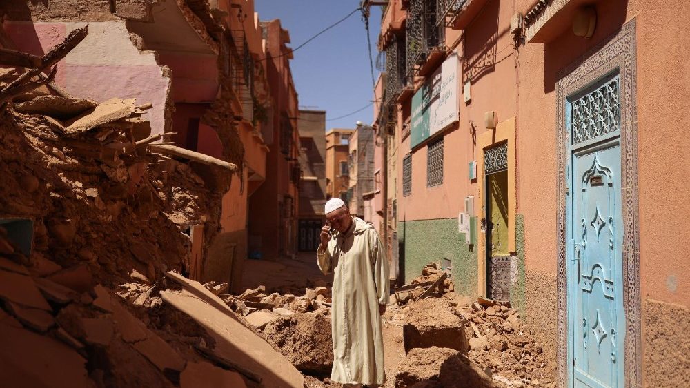 Mohamed Sebbagh, 66 anos, em frente à sua casa destruída, após um terremoto mortal, em Amizmiz, Marrocos, 10 de setembro de 2023. REUTERS/Nacho Doce