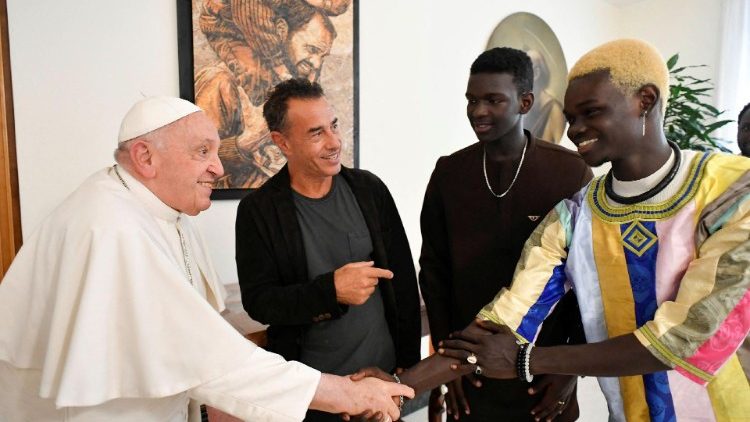 Lo scorso anno, l'incontro di Garrone con gli attori di "Io Capitano" con Papa Francesco