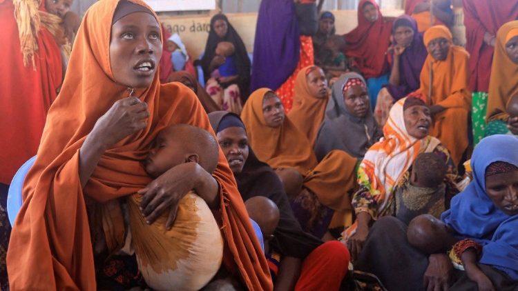 सोमालिया की महिलाएँ अपने बच्चों के साथ