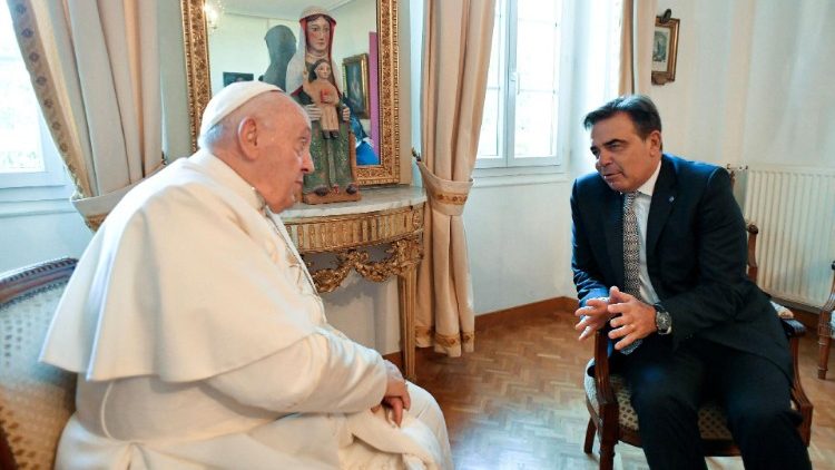 संत पापा फ्राँसिस यूरोपीय आयोग के उपाध्यक्ष श्री मार्गरीटिस शिनास के साथ