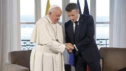 संत पापा फ्राँसिस फ्रांस के राष्ट्रपति इम्मानुएल मैक्रॉन के साथ