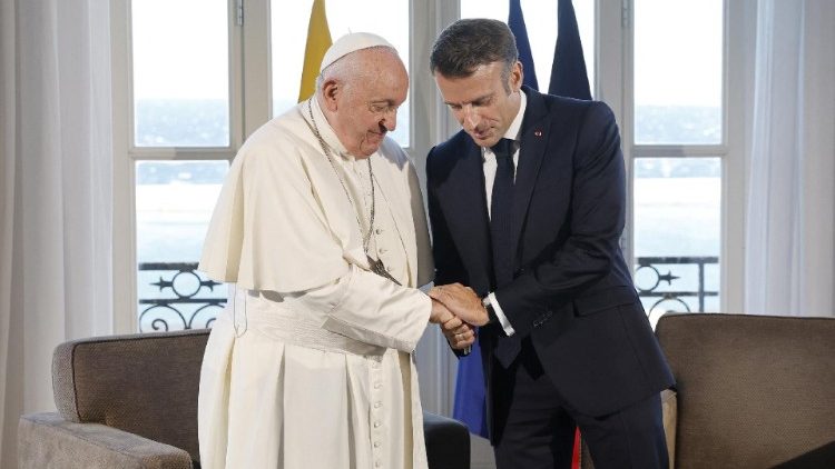 संत पापा फ्राँसिस फ्रांस के राष्ट्रपति इम्मानुएल मैक्रॉन के साथ