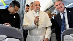 विमान में पोप फ्रांसिस के बायें मोनसिन्योर जॉर्ज कूवाकाद
