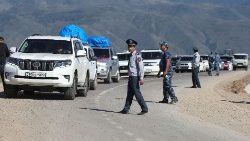 Des civils arméniens fuyant par le couloir de Latchine, le 27 septembre 2023. 