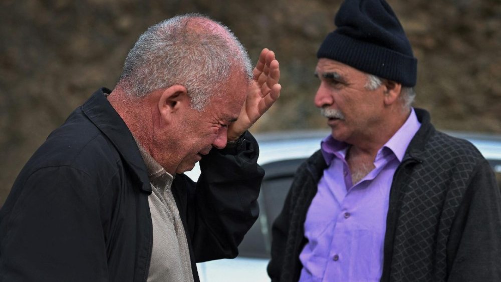 Eduard Ghahramanyan, pai do fotógrafo freelancer da Reuters David Ghahramanyan, chora ao deixar a região de Nagorno-Karabakh com outros membros da família, na estrada que leva à fronteira com a Armênia, em Nagorno-Karabakh, em 26 de setembro de 2023. REUTERS/David Ghahramanyan 