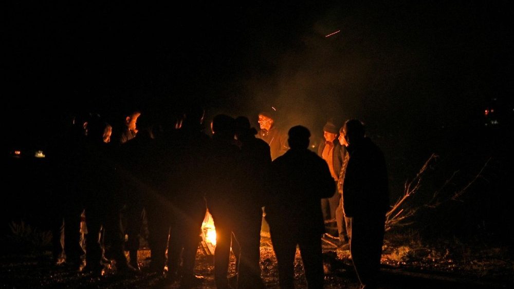 Refugiados de Nagorno-Karabakh, região habitada por etnia armênia, se reúnem em torno de uma fogueira para se aquecer depois de ficarem presos em uma fila de veículos na estrada que leva à fronteira com a Armênia, em Nagorno-Karabakh, 25 de setembro de 2023. REUTERS/David Ghahramanyan 