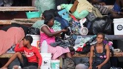 Menschen, die vor der Bandengewalt flüchten, suchen Zuflucht in einem Sportstadion in der Hauptstadt Port-au-Prince