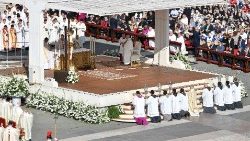 धर्मसभा उदघाटन मिस्सा का अनुष्ठान करते हुए संत पापा फ्राँसिस