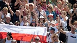 देवदूत प्रार्थना के लिए संत पेत्रुस महागिरजाघऱ के प्रांगण में एकत्रित विश्वासीगण