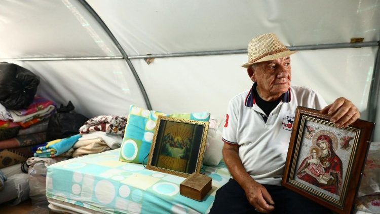 Cemil Saatci (81), Überlebender des Erdbebens, im Herbst 2023 in einem Zelt in Antakya