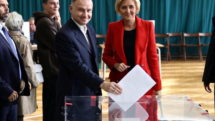 Präsident Duda und seine Frau am Sonntag in Krakau bei der Stimmabgabe zu den Parlamentswahlen
