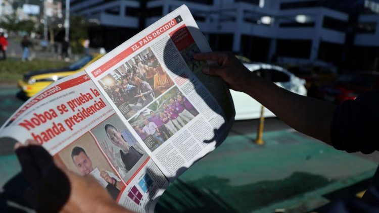 Un homme lit la presse au lendemain du second tour de l'élection présidentielle, le 16 octobre 2023.