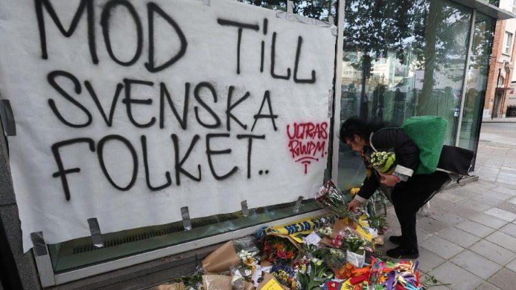 Kwiaty na miejscu ataku, Bruksela, 18 października 2023 r.