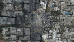 Pogled na ostatke džamije i kuća uništenih u izraelskim napadima u središnjem dijelu Pojasa Gaze