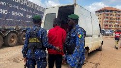 Des forces de sécurité de Guinée dans les rues, après l'assaut de la prison centrale de Conakry. 