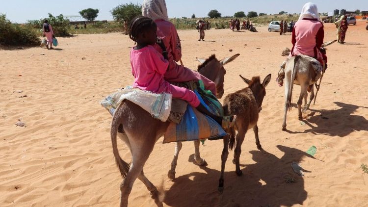 Refugiados sudaneses cruzan la frontera con Chad.