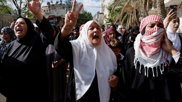 फिलीस्तीनी नागरिकों के अंतिम संस्कार में भाग लेते लोग