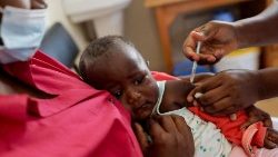 Eine Krankenschwester verabreicht einem Säugling im Lumumba-Krankenhaus in Kisumu den Anti-Malaria-Impfstoff