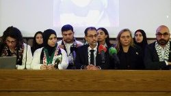 Tisková konference palestinské skupiny rodinných příslušníků obyvatel Gazy, která se setkala s papežem Františkem
